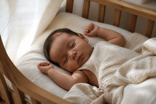 Image d'illustration douce et lumineuse pour l'article Bébé dort sur le côté : est-ce une position sans danger ?