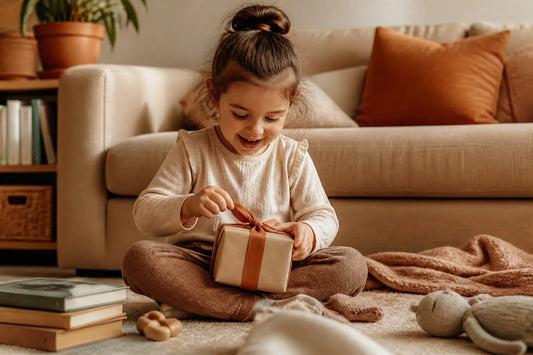 Petite fille de 4 ans qui ouvre un cadeau avec curiosité dans un salon chaleureux
