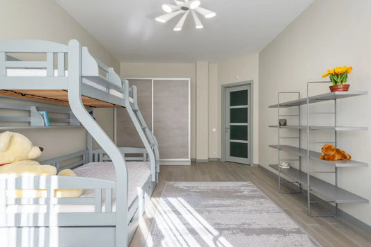 Chambre d'enfant lumineuse avec lit superposé gris et étagères