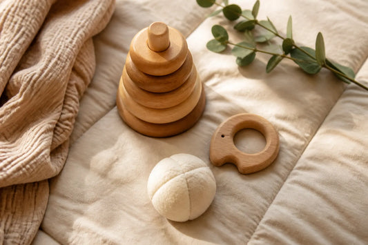 Image d'illustration douce et lumineuse pour l'article Bien choisir un jouet montessori 1 an pour ton enfant