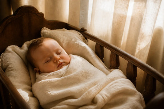 Image d'illustration douce et lumineuse pour l'article Sommeil paradoxal : définition et rôle pour toi et ton bébé
