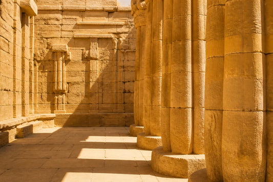 Lumière du soleil sur des colonnes de grès anciennes dans la cour d'un temple
