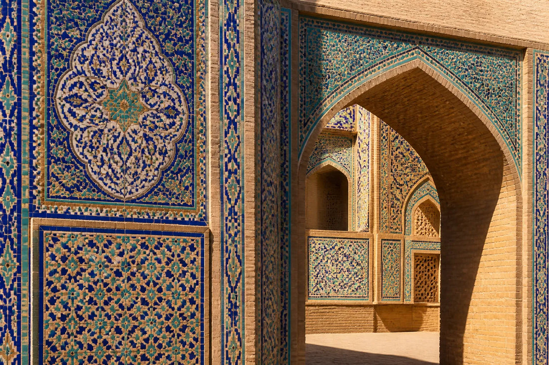 Faïence turquoise et cobalt finement ouvragée sur un mur de cour ancienne avec une arche