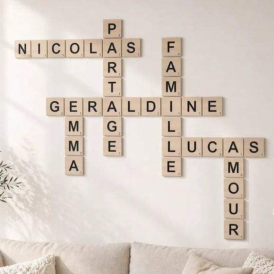 Lettres murales en bois avec prénoms croisés façon Scrabble