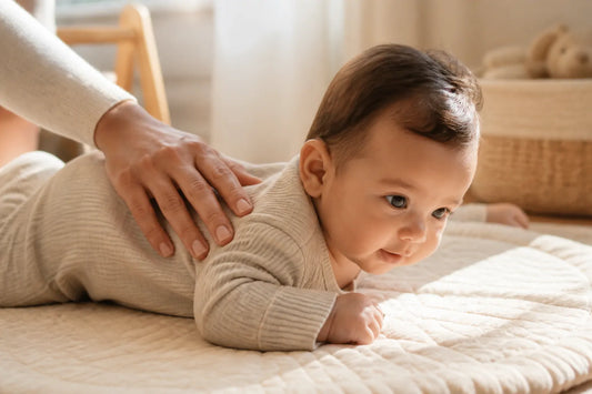 Image d'illustration douce et lumineuse pour l'article Différence gaz bébé bouge : comment bien les reconnaître