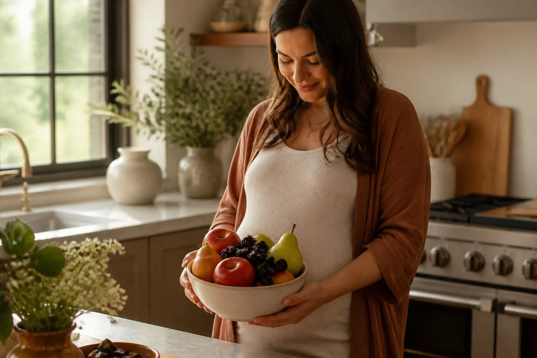 Femme enceinte tenant un bol de fruits frais lavés