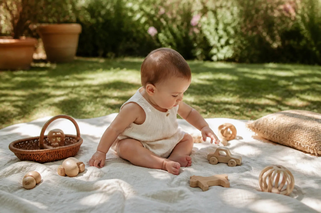 Image d'illustration douce et lumineuse pour l'article Quels jeux extérieur bébé choisir pour jouer en sécurité ?