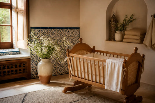 Chambre de bébé mêlant style moderne et algérien avec jasmin et carreaux bleus