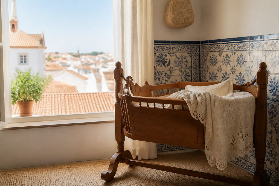 Berceau en bois près d'une fenêtre aux azulejos, toits de Lisbonne au loin