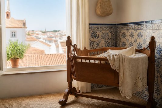 Berceau en bois près d'une fenêtre aux azulejos, toits de Lisbonne au loin