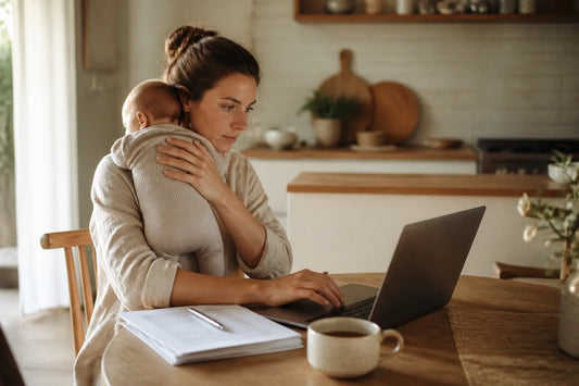 Mère consultant ses démarches en ligne, bébé contre son épaule